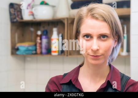 Portrait woman Young adult caucasian woman taking care of her personal presentation and make up inside a bathroom. Tilburg, Netherlands. MRYES Tilburg Studio Tuinstraat Noord-Brabant Nederland Copyright: xGuidoxKoppesxPhotox Stock Photo