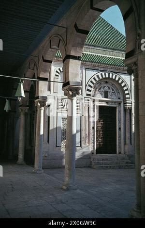 The courtyard of the Hamouda Pacha Mosque on Rue Sidi Ben Arous in the Medina (old town) of Tunis. [automated translation] Stock Photo