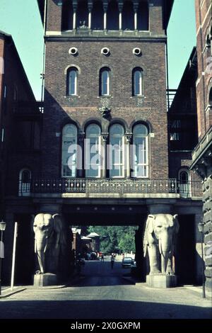 The main entrance of the Carlsberg Brewery in Copenhagen with statues of elephants. [automated translation] Stock Photo