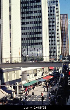 A shopping centre in the modern Sergelgatan shopping street in front of a row of high-rise buildings in Stockholm. [automated translation] Stock Photo