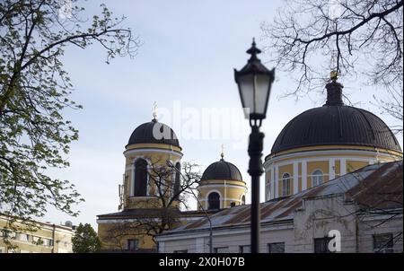 Non Exclusive: KYIV, UKRAINE - APRIL 11, 2024 - The domes of a church are pictured in Kyiv, capital of Ukraine. Stock Photo