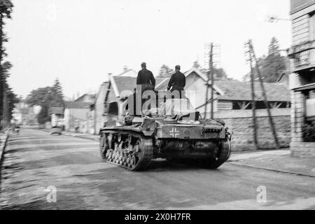 Since the crew of the Panzer III in France is riding openly on the tank, no enemy contact is to be expected here. The picture was taken by a member of the 154th Infantry Regiment / 58th Infantry Division in France. [automated translation] Stock Photo