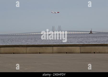 Plane on final approach to Copenhagen airport and Øresund Bridge ...