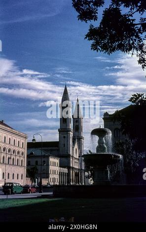 The Geschwister-Scholl-Platz with fountain and Ludwigskirche church. [automated translation] Stock Photo