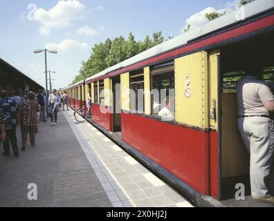 On May 28, 1995, the line sections Priesterweg - Lichterfelde Ost in the south and Schönholz - Tegel in the north are put back into operation on the north-south line. [automated translation] Stock Photo