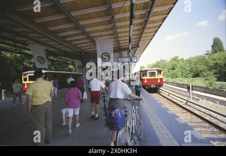 On May 28, 1995, the line sections Priesterweg - Lichterfelde Ost in the south and Schönholz - Tegel in the north are put back into operation on the Nord-Südbahn. The picture probably shows Lichterfelde Ost station [automated translation] Stock Photo