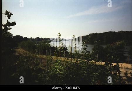 In 1990, much of the border fortifications were still visible. The view sweeps along the lake towards Glienicke Bridge from Griebnitzsee station. [automated translation] Stock Photo