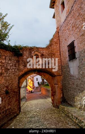 Medieval gate, night view. San Vicente de la Barquera, Cantabria, Spain. Stock Photo