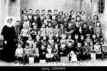 Photo of a kindergarten group and an educator in Ochsenfurt. [automated translation] Stock Photo