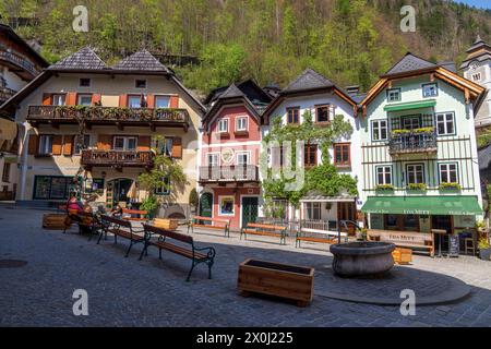 Hallstatt, Upper Austria, Austria. 12th Apr, 2024. Market square in the famous Austrian City of Hallstatt during the spring time. Hallstatt is a village on Lake Hallstatt's western shore in Austria's mountainous Salzkammergut region. Its 16th-century Alpine houses and alleyways are home to cafes and shops. The city is especially popular with Chinese tourists; so popular in fact, that China built a replica of the city, which opened in 2012. (Credit Image: © Andreas Stroh/ZUMA Press Wire/Alamy Live News) EDITORIAL USAGE ONLY! Not for Commercial USAGE! Stock Photo