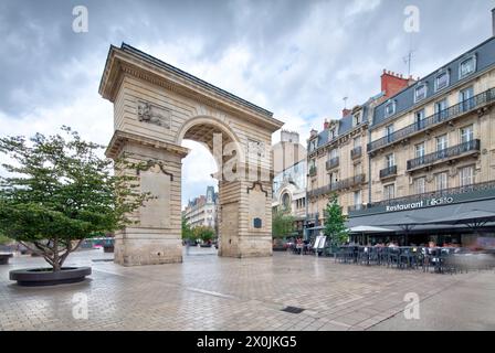 Place Darcy, triumphal arch, house facade, architecture, city walk, Dijon, Departements Cote-d'Or, France, Europe, Stock Photo