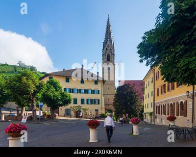 Tramin an der Weinstraße (Termeno sulla Strada del Vino), main square, church in South Tyrol, Trentino-South Tyrol, Italy Stock Photo