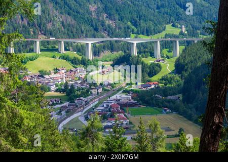 Gossensaß (Colle Isarco), freeway bridge Gossensaß-Viadukt (Viadotto Colle Isarco), Brenner Railway, village Gossensaß (Colle Isarco) in South Tyrol, Trentino-South Tyrol, Italy Stock Photo