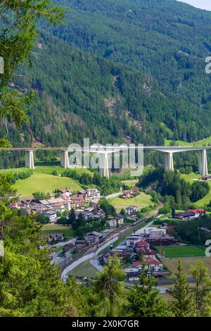 Gossensaß (Colle Isarco), freeway bridge Gossensaß-Viadukt (Viadotto Colle Isarco), Brenner Railway, village Gossensaß (Colle Isarco) in South Tyrol, Trentino-South Tyrol, Italy Stock Photo