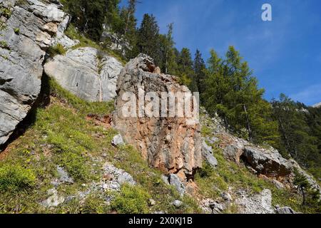 Austria, Salzburg province, Pinzgau, Weißbach near Lofer, Kallbrunnalm, brittle rock at the Dießbach reservoir, danger of falling rocks Stock Photo