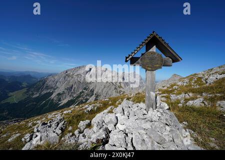 Austria, Salzburg province, Pinzgau, Weißbach bei Lofer, mountain hike to the Seehorn, Marterl, Hochkalter massif Stock Photo