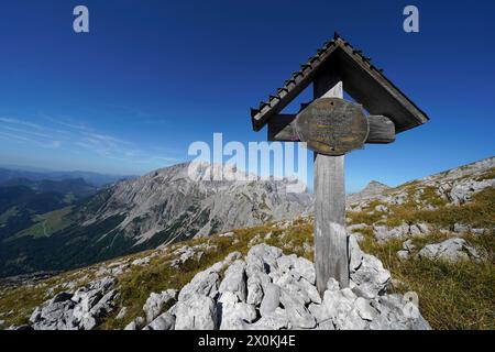 Austria, Salzburg province, Pinzgau, Weißbach bei Lofer, mountain hike to the Seehorn, Marterl, Hochkalter massif Stock Photo