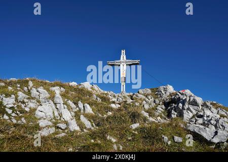 Austria, Salzburg province, Pinzgau, Weißbach near Lofer, Kallbrunnalm, Seehorn, 2321m, summit cross Stock Photo