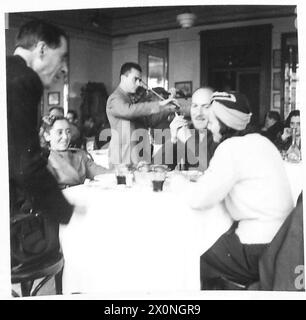 ITALYLIFE IN ALLIED-OCCUPIED NAPLES - There are several restaurants which provide good black market food. Photographic negative , British Army Stock Photo