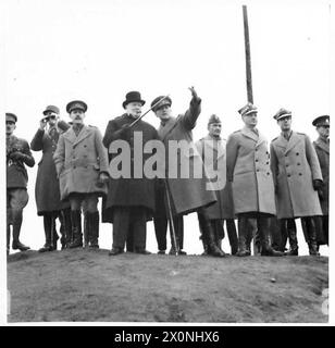 THE ALLIED ARMIES IN BRITAIN, 1940-1945 - Winston Churchill watching the 'battle' from a hilltop. General de Gaulle is on the left and General Sikorski on the right. General Sikorski is accompanied by his Adjutant, Lieutenant Adam Kułakowski (probably, second from the right) and General Tadeusz Klimecki, the Polish Chief of Staff (fourth from the right).General Andrew Thorne, the GOC Scottish Command, is on Churchill's left (pointing out) and General Giffard Le Quesne Martel, the CO of the Royal Armoured Corps, is third from the left. The Prime Minister witnessed a tank demonstration in which Stock Photo