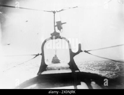 DESTROYER FLOTILLA AT EXERCISE. 24 AUGUST 1940, ON BOARD HMS KELVIN. - In line ahead in choppy sea Stock Photo