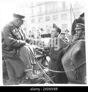 ITALYLIFE IN ALLIED-OCCUPIED NAPLES - Pte. Langstroth of Preston, bargains with a cabby. Photographic negative , British Army Stock Photo