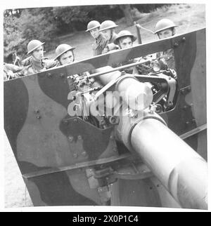 MOBILE GUNS - The crew of a 4 inch Naval Mobile gun in action during a ...