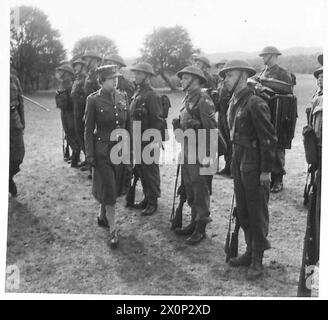 VISIT OF H.R.H. THE PRINCESS ROYAL TO A BATTALION OF THE ROYAL SCOTS - HRH inspecting mountain troops (Royal Scots). Photographic negative , British Army Stock Photo