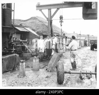 AT A PROOF RANGE - Removing the barrel of a Bofors gun after proofing. Photographic negative , British Army Stock Photo