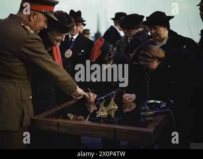 WOMEN AT WAR 1939 - 1945 - Auxiliary Territorial Service: The wife of the Prime Minister, Mrs Clementine Churchill, examines a special gun sight with two members of the ATS at the Royal Artillery Experimental Unit, Shoeburyness, Essex Churchill, Clementine Ogilvy Spencer, British Army, Auxiliary Territorial Service Stock Photo