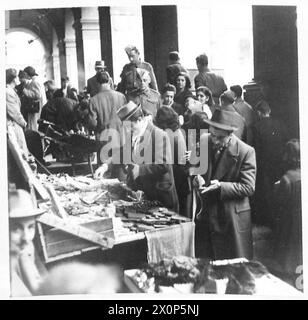 ITALYLIFE IN ALLIED-OCCUPIED NAPLES - Naples also has its Petticoat Lane, the covered street market. Photographic negative , British Army Stock Photo