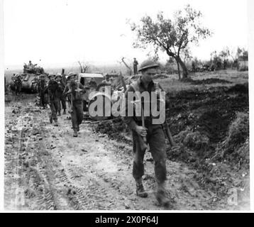 ITALY : EIGHTH ARMY FRONT - Men of the 49th Edmonton Regiment moving off for the attack against the enemy positions. Photographic negative , British Army Stock Photo