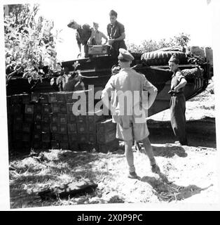 INVASION OF ITALY : 8TH ARMY AMPHIBIANS KEEP OUR INVADING FORCES SUPPLIED - Italian prisoners of war unloading supplies for ouf forward elements. Photographic negative , British Army Stock Photo