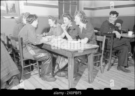 WOOLMORE STREET RESTAURANT: EATING OUT IN WARTIME LONDON, 1942 - Five women from a nearby works enjoy a meal at the British Restaurant at Woolmore Street. They women work as oil and grease fillers at the factory Stock Photo