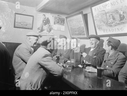 AMERICANS IN BRITAIN, 1942 - 1945 - Off Duty: Locals and United States troops meet at the Dove Inn, Burton Bradstock, Dorset, 1944 US Army Stock Photo