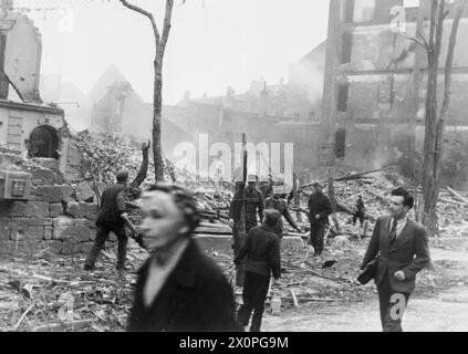 THE ROYAL AIR FORCE RAID ON KASSEL, GERMANY, 3/4 OCTOBER 1943 - Soldiers and civilians amid bomb damaged buildings in Kassel Stock Photo