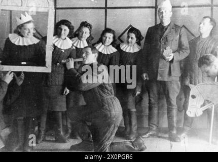 THE POLISH ARMY IN THE SOVIET UNION, 1941-1942 - Theatre show for troops of the Polish Army in Soviet Union in their camp in Buzuluk, Russia Polish Army, Polish Armed Forces in the West, Polish Corps, II, Polish Armed Forces in the West, Polish Army in the Soviet Union Stock Photo