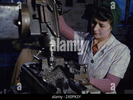 STEN GUN PRODUCTION IN BRITAIN, 1943 - Woman war worker milling breech blocks Stock Photo