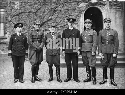 THE ALLIED PRISONERS OF WAR AT OFLAG IVC, COLDITZ - All four Army officers are decorated with Virtuti Militari and General Piskor with the Cross of Independence as well. Group of senior Polish officers, prisoners of war at Oflag IVC, Colditz, 1940. They are probably standing in front of the French POWs quarters.From left to right: Captain (Naval) Marian Majewski, Colonel Władysław Smolarski, General Tadeusz Piskor, Admiral Józef Unrug, Colonel Mieczysław Mozdyniewicz, Colonel Antoni Durski-Trzaska Polish Navy, Polish Army, Oflag IVC, Colditz, Saxony, Germany, Piskor, Tadeusz, Unrug, Józef, Maj Stock Photo