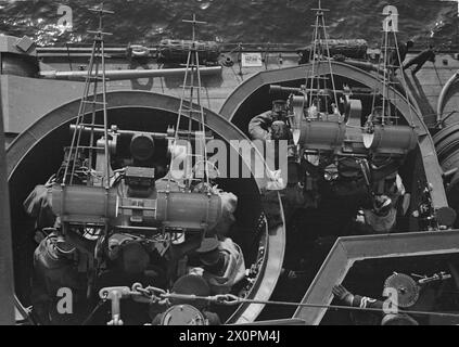 ON BOARD THE BATTLESHIP HMS PRINCE OF WALES. 1941. - The pom-pom directors of the PRINCE OF WALES Stock Photo