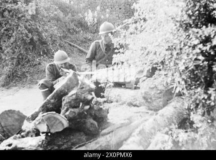 EVACUATION OF THE POLISH ARMY FROM FRANCE TO BRITAIN, JUNE 1940 - Troops in a set up Hotchkiss M1914 machine gun post covering a retreat of Polish Army units. Photograph taken on a way to an evacuation point in the port of La Rochelle after the collapse of French defences during the German invasion of France.The evacuation of that particular unit began on 16 June 1940 in Ancenis till 19 June 1940 when they reached La Rochelle to be evacuated on the British steam merchant ship SS Alderpool Polish Army Stock Photo