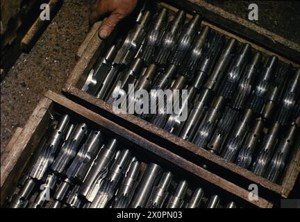 STEN GUN PRODUCTION IN BRITAIN, 1943 - Milling drills Stock Photo