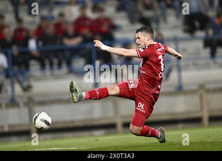 Denderleeuw, Belgium. 13th Apr, 2024. Essevee's Alessandro Ciranni fights for the ball during a soccer match between Dender EH and SV Zulte Waregem, Saturday 13 April 2024 in Denderleeuw, on day 29/30 of the 2023-2024 'Challenger Pro League' second division of the Belgian championship. BELGA PHOTO JOHN THYS Credit: Belga News Agency/Alamy Live News Stock Photo