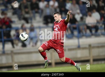 Denderleeuw, Belgium. 13th Apr, 2024. Essevee's Alessandro Ciranni fights for the ball during a soccer match between Dender EH and SV Zulte Waregem, Saturday 13 April 2024 in Denderleeuw, on day 29/30 of the 2023-2024 'Challenger Pro League' second division of the Belgian championship. BELGA PHOTO JOHN THYS Credit: Belga News Agency/Alamy Live News Stock Photo