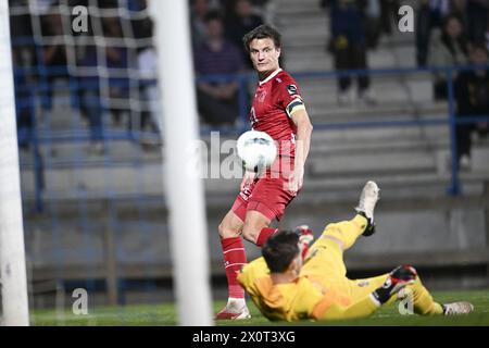 Denderleeuw, Belgium. 13th Apr, 2024. Essevee's Jelle Vossen fights for the ball during a soccer match between Dender EH and SV Zulte Waregem, Saturday 13 April 2024 in Denderleeuw, on day 29/30 of the 2023-2024 'Challenger Pro League' second division of the Belgian championship. BELGA PHOTO JOHN THYS Credit: Belga News Agency/Alamy Live News Stock Photo