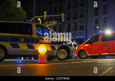 18 jährige Motorradfahrerin bei Crash mit Taxi in Solingen schwer verletzt Eine 18 jährige Solingerin befuhr in der Nacht auf Sonntag 14.04.2024 die Goerdelerstraße in Fahrtrichtung Schlagbaum auf die rote Ampel zu. Als die Ampel auf Grün wechselte fuhr sie an der Einmündung Dorper Straße gradeaus weiter. Ein Taxifahrer überquerte die Goerdelerstraße von Breidbacher Tor kommend um auf die Dorper Straße zu fahren, übersah dabei jedoch die vorfahrtsberechtigte junge Motorradfahrerin. Trotz einer Gefahrenbremsung prallte die junge Frau mit ihrem Motorrad in die Seite des Taxi und stürzte anschlie Stock Photo