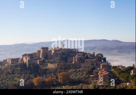 Panoramical View of Gualdo Cattaneo, an historic Italian village bathed in autumn’s warm hues Stock Photo