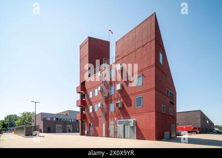Krefeld, Neue Hauptfeuer und Rettungswache, 2018 von GATERMANN + SCHOSSiG Architekten (SUPERGELB Architekten) erbaut, rechts der Übungsturm Stock Photo