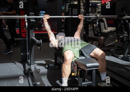 Symbolbild Gewichtheben Symbolfoto Fitnesstrend Kraftraining im Fitnessstudio, Mann beim Gewichtheben, Bankdruecken Deutschland *** Symbolic image weightlifting Symbolic photo fitness trend strength training in the gym, man lifting weights, bench press Germany Stock Photo