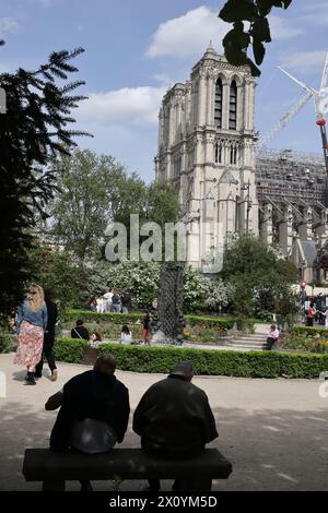 Paris, France. April 14 2024, Paris, France -Summer heat lured Parisians out, life was bubbling around Notre Dame Saint Louis - Credit Ilona Barna, BIPHOTONEWS, Alamy Live News Credit: Ilona Barna BIPHOTONEWS/Alamy Live News Stock Photo